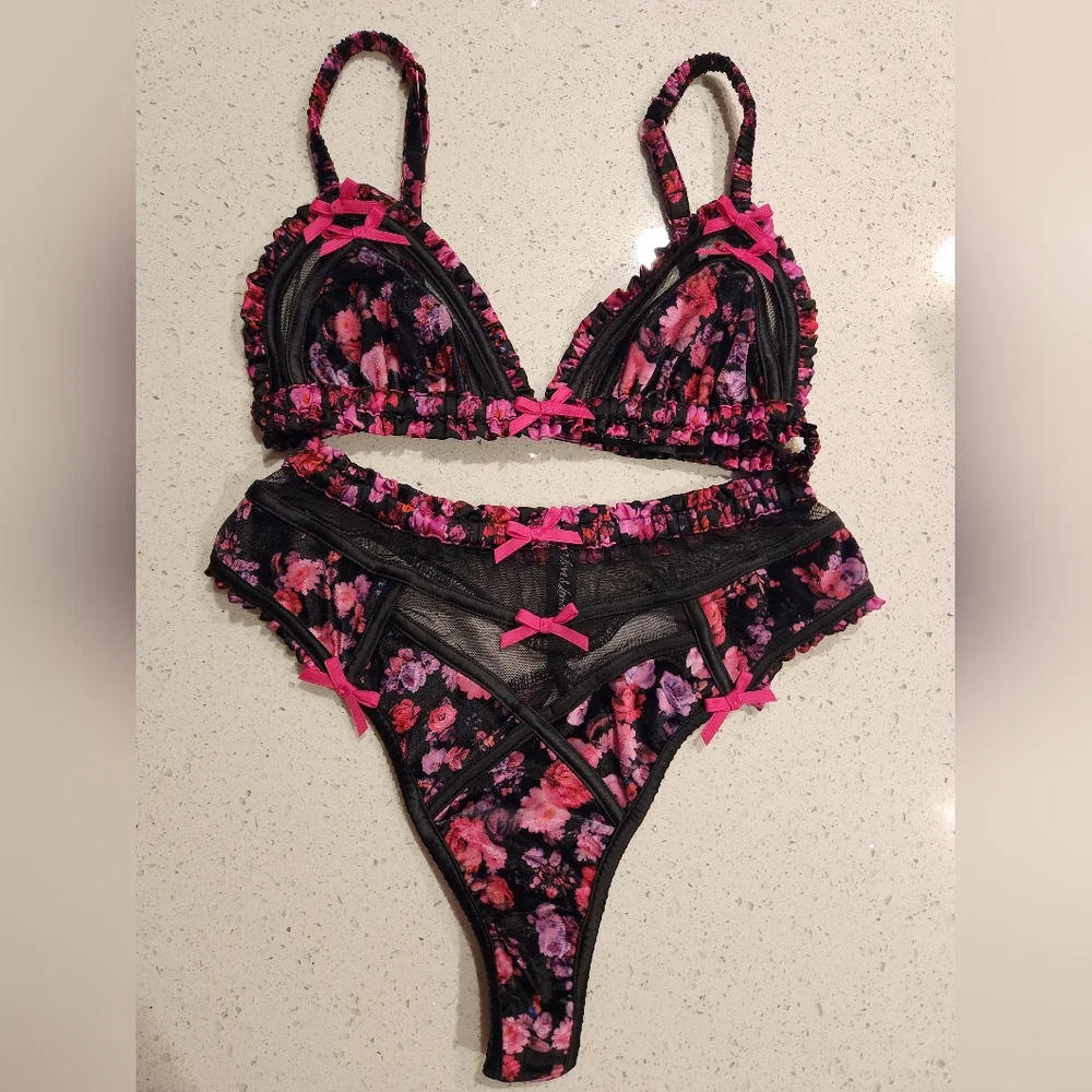 For Love and Lemons X Victoria’s Secret Farrah Bra + Thong set Small‎